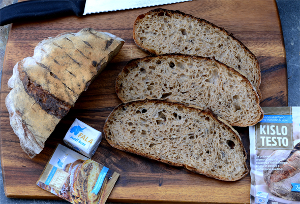 Polnozrnati pirin kruh s pšenično moko
