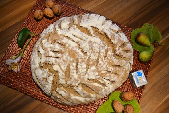 Mešan ajdov kruh z orehi