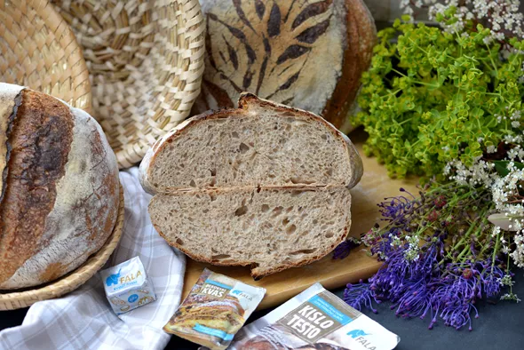 Pšenično pirin kruh s sončnicami in lanom
