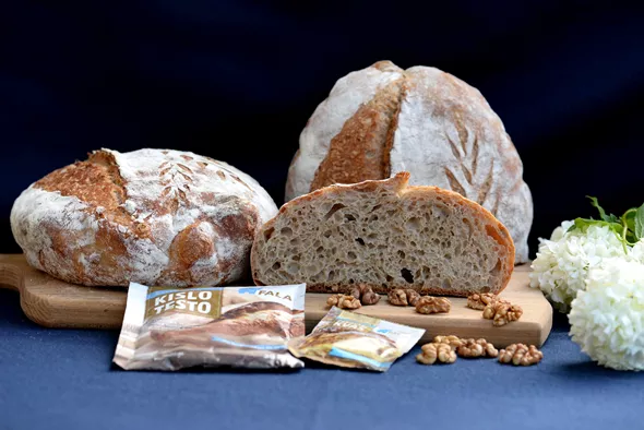 Pšenično pirin kruh z ajdovo moko in sončnicami