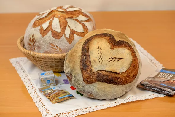 Kruh-iz-sirotke-s-Chia-semeni_Fala-Kvas-2.webp