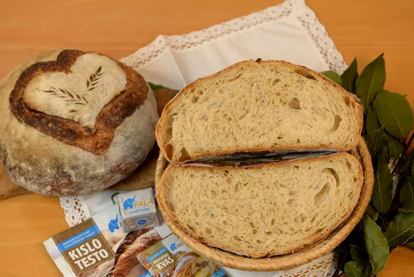 Kruh-iz-sirotke-s-Chia-semeni_Fala-Kvas-3.webp