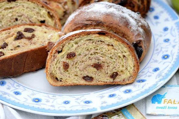 Mini lešnikove potičke z rozinami