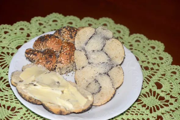 Krušne-kitke-iz-enega-pramena-s-sezamom_Fala-kvas-4.webp