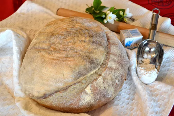 Nasmejani kruhek iz mešane, pirine in ržene moke