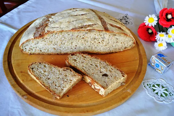 Polbeli kruh s semeni 1