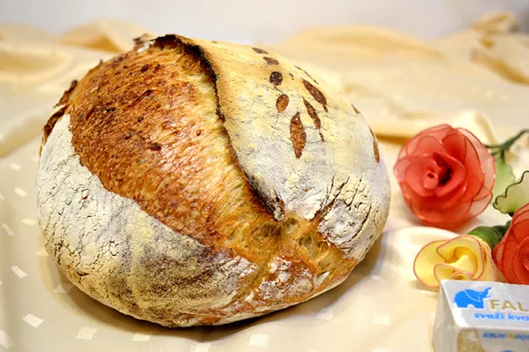 Beli kruh z lanom in sezamom