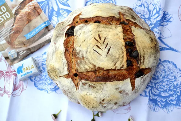 Pšenični pirin kruh s sončnicami, rozinami in suhimi slivami