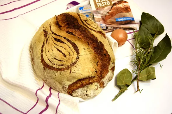 Cebulni kruh s polnozrnato pirino moko_Fala kislo testo 2
