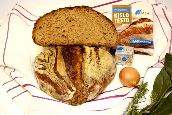 Cebulni kruh s polnozrnato pirino moko_Fala kislo testo 3