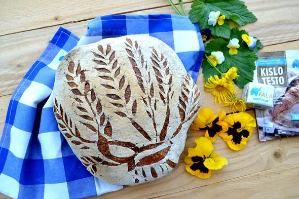 Beli polnozrnati pirin kruh s chia in semeni sezama_FalaSloncek 2