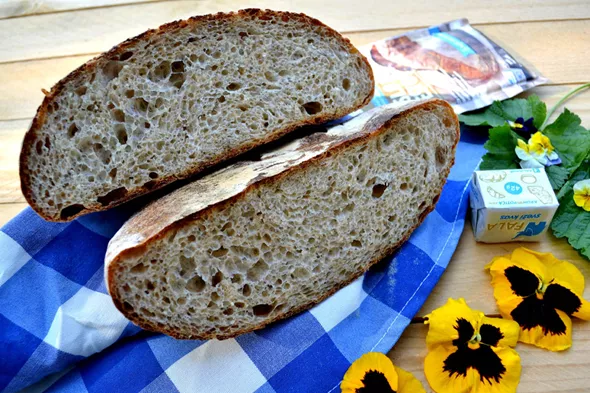 Beli polnozrnati pirin kruh s chia in semeni sezama_FalaSloncek 3