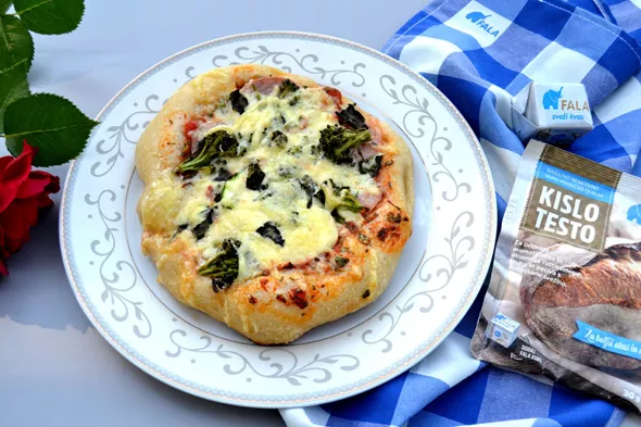 Pica s sunko in brokolijem_Fala Kislo Testo 1