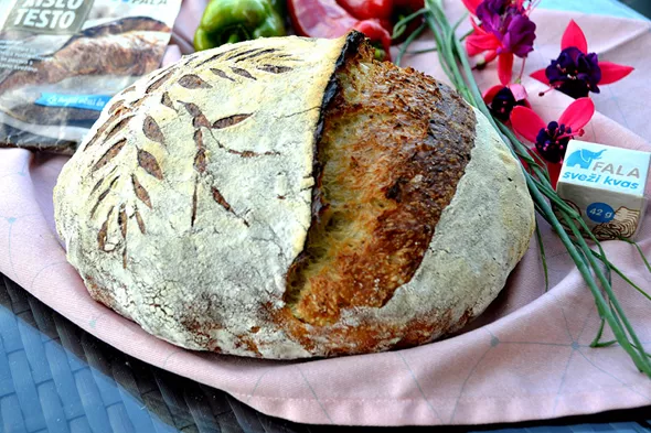 Mesan pirin kruh z drobnjakom_Fala Kislo Testo 1