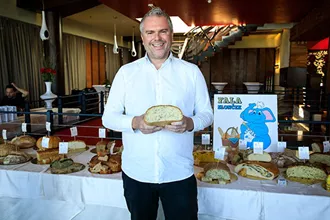 Dogodek je povezoval priljubljeni Miha Deželak, ki je tudi sam velik ljubitelj domačega kruha. (Foto_Mediaspeed) copy